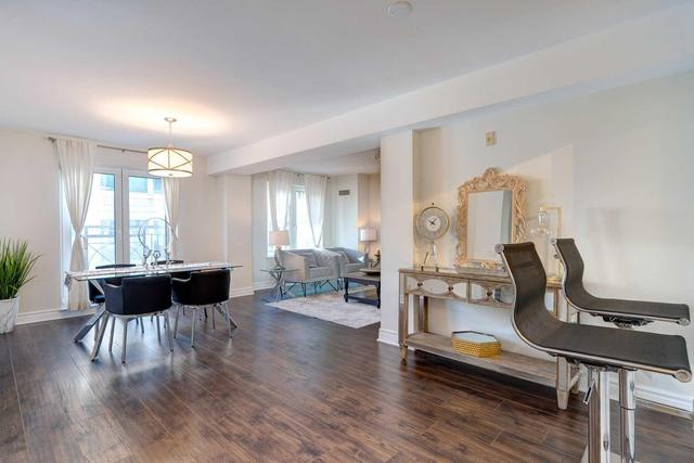 404 - 1 Balmoral Ave, Condo with 2 bedrooms, 2 bathrooms and 1 parking in Toronto ON | Image 2