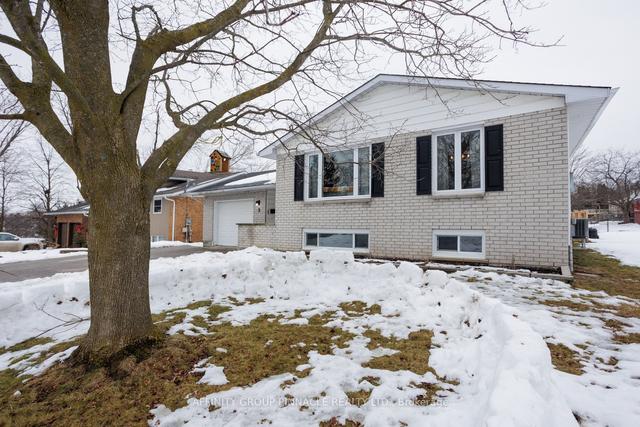 9 Daniel Crt, House detached with 3 bedrooms, 2 bathrooms and 5 parking in Kawartha Lakes ON | Image 1