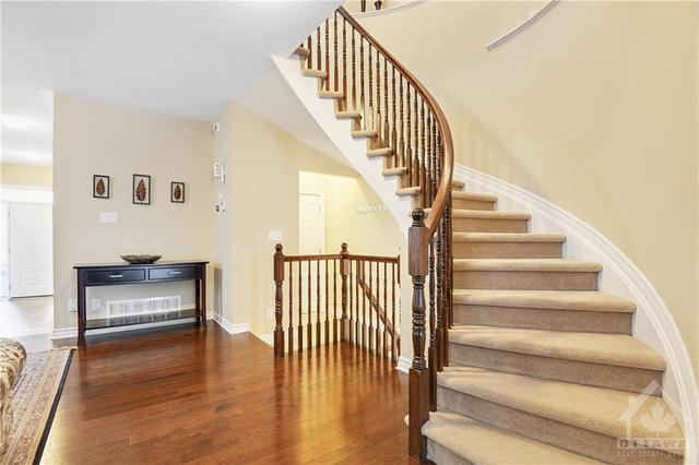 328 Gracewood Crescent, Home with 3 bedrooms, 3 bathrooms and 3 parking in Ottawa ON | Image 16