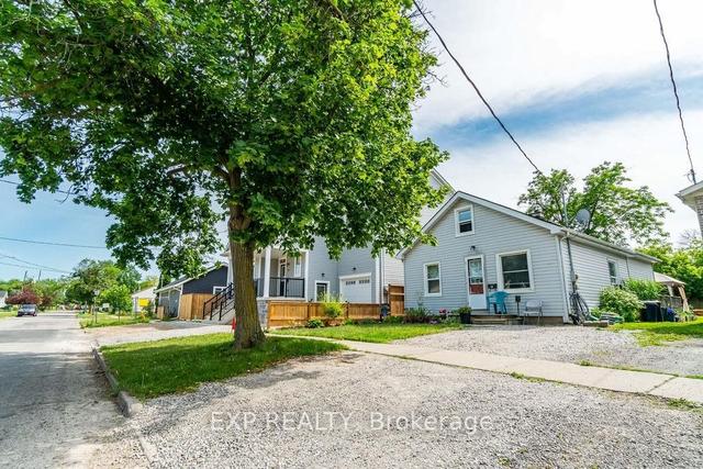 38 Edith St, House detached with 3 bedrooms, 2 bathrooms and 2 parking in St. Catharines ON | Image 2