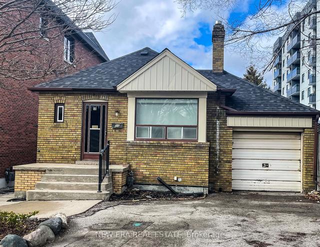 56 Camberwell Rd, House detached with 2 bedrooms, 2 bathrooms and 3 parking in Toronto ON | Image 2