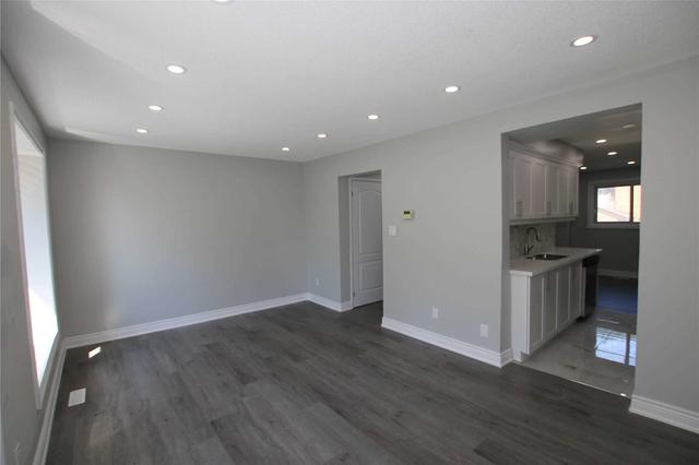 45 Carleton Pl, Townhouse with 3 bedrooms, 2 bathrooms and 2 parking in Brampton ON | Image 2