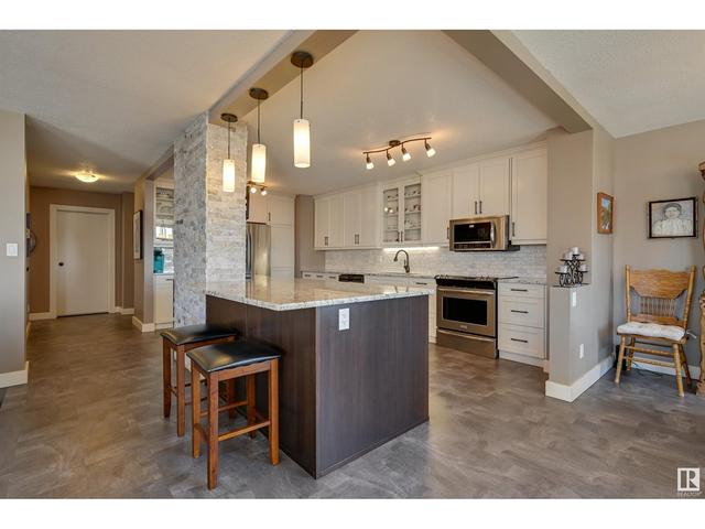 1104 - 11710 100 Av Nw, Condo with 2 bedrooms, 1 bathrooms and 1 parking in Edmonton AB | Image 2