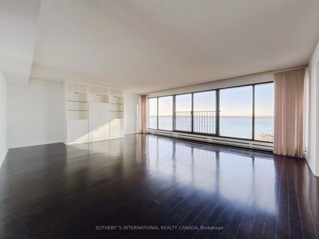 1110 - 65 Harbour Sq, Condo with 3 bedrooms, 3 bathrooms and 1 parking in Toronto ON | Image 10