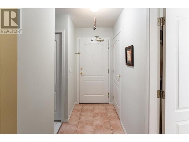 403 - 987 Klo Road, Condo with 2 bedrooms, 2 bathrooms and 1 parking in Kelowna BC | Image 2
