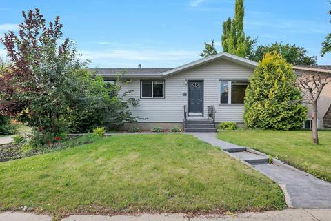 21 Martin Close, House detached with 3 bedrooms, 2 bathrooms and 5 parking in Red Deer AB | Card Image