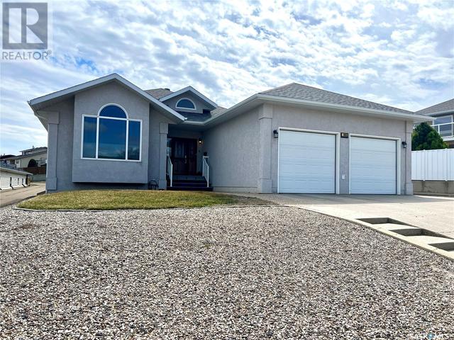1005 2nd Avenue, House detached with 4 bedrooms, 3 bathrooms and null parking in Swift Current SK | Image 1