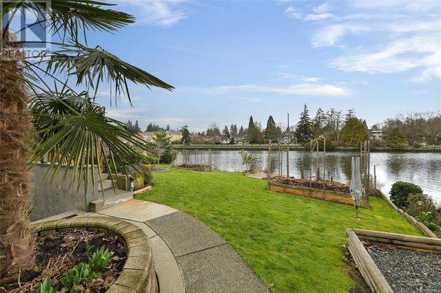 10 Phillion Pl, House detached with 4 bedrooms, 3 bathrooms and 6 parking in Esquimalt BC | Image 34