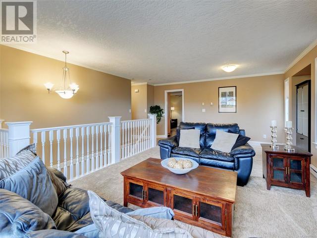 723 Lavender Ave, House detached with 6 bedrooms, 3 bathrooms and 8 parking in Saanich BC | Image 3