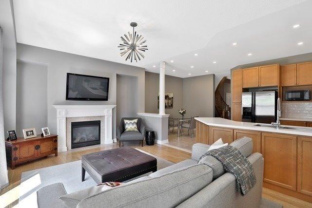 1246 Agram Dr, House attached with 3 bedrooms, 3 bathrooms and 4 parking in Oakville ON | Image 3