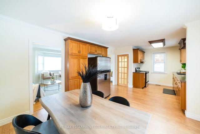 133 West 5th St, House detached with 3 bedrooms, 2 bathrooms and 3 parking in Hamilton ON | Image 2