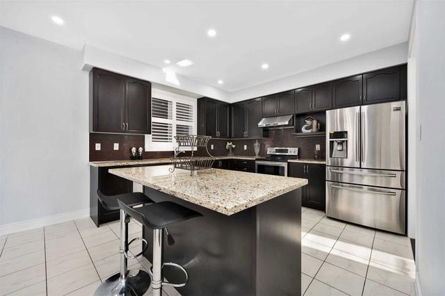 2 Savona Pl, House detached with 4 bedrooms, 4 bathrooms and 6 parking in Vaughan ON | Image 2