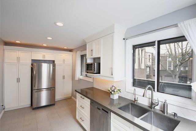 8 Turret Hillway Hllw, Townhouse with 4 bedrooms, 3 bathrooms and 1 parking in Toronto ON | Image 4