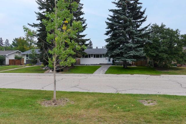 2412 Langriville Drive Sw, House detached with 3 bedrooms, 2 bathrooms and 3 parking in Calgary AB | Image 4