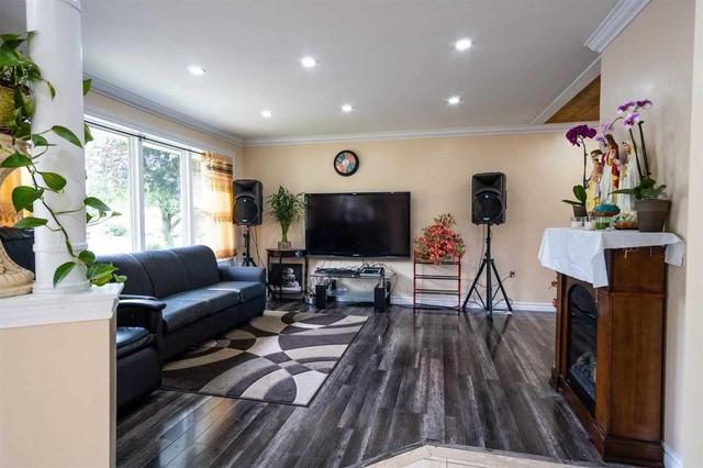 Upper - 28 Lesbury Ave, House detached with 3 bedrooms, 1 bathrooms and 2 parking in Brampton ON | Image 1
