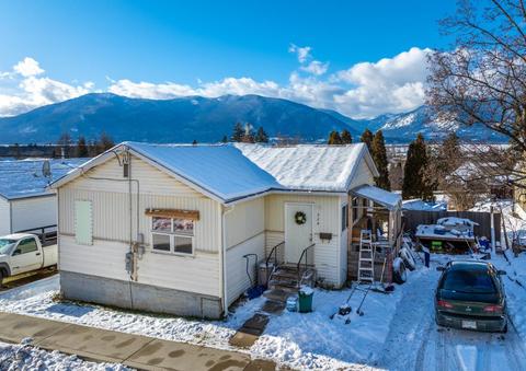 229 9th Avenue S, House detached with 2 bedrooms, 1 bathrooms and null parking in Creston BC | Card Image