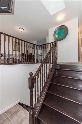 Upper - 23 Harrogate Crt, House detached with 3 bedrooms, 1 bathrooms and 1 parking in Barrie ON | Image 6
