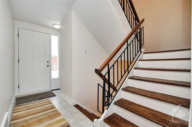 273 Ridgepark Private, Home with 3 bedrooms, 2 bathrooms and 1 parking in Ottawa ON | Image 3
