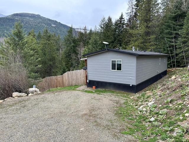 4248 Ross Spur Road, House detached with 2 bedrooms, 2 bathrooms and 5 parking in Central Kootenay G BC | Image 3