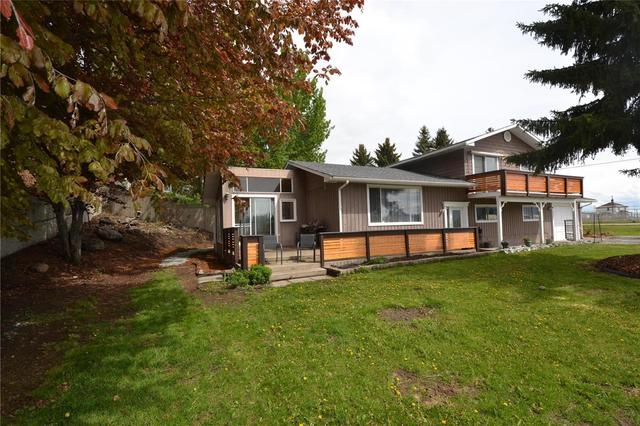 5896 Victoria Street, House detached with 3 bedrooms, 1 bathrooms and 4 parking in Peachland BC | Card Image