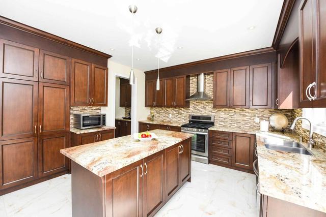 23 Ladbrook Cres, House detached with 5 bedrooms, 4 bathrooms and 6 parking in Brampton ON | Image 10