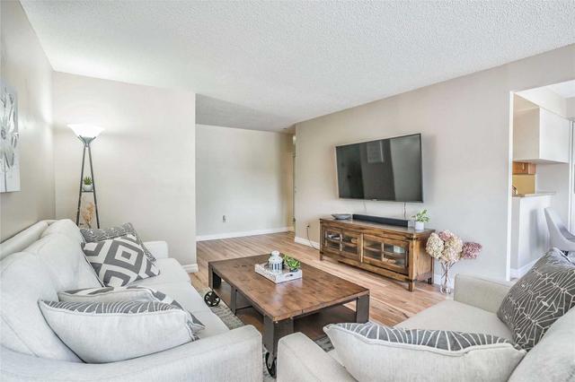 212 - 175 Cedar Ave, Condo with 2 bedrooms, 2 bathrooms and 2 parking in Richmond Hill ON | Image 2