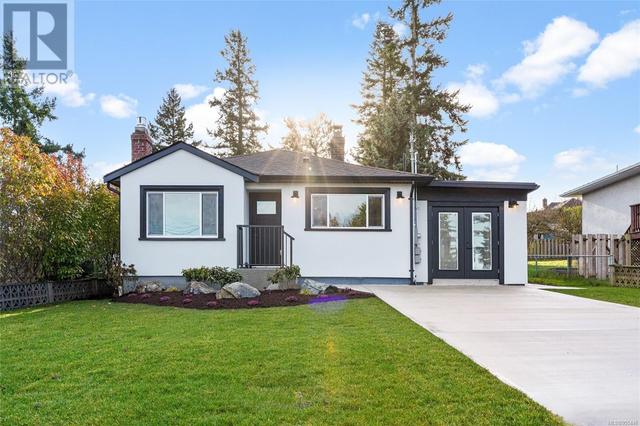 537 Broadway St, House detached with 3 bedrooms, 1 bathrooms and 6 parking in Saanich BC | Image 1