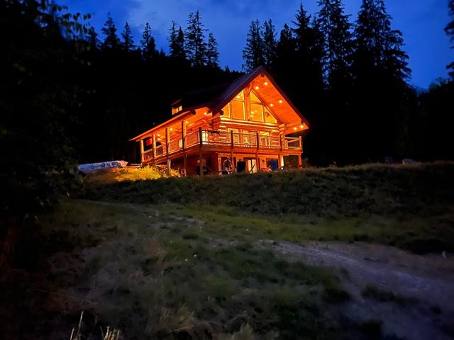 682 Lower Inonoaklin Rd, House detached with 3 bedrooms, 3 bathrooms and 10 parking in Central Kootenay K BC | Image 2