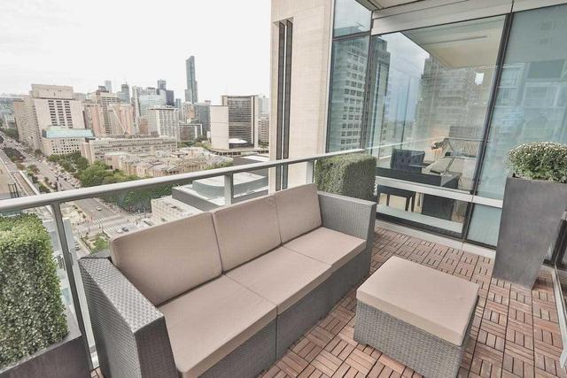2305 - 180 University Ave, Condo with 2 bedrooms, 3 bathrooms and 1 parking in Toronto ON | Image 19