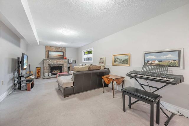 221 Hampton Crt, House detached with 3 bedrooms, 3 bathrooms and 6 parking in Newmarket ON | Image 8
