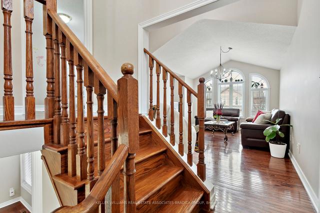 18 Prince Cres, House detached with 3 bedrooms, 3 bathrooms and 6 parking in Brampton ON | Image 9