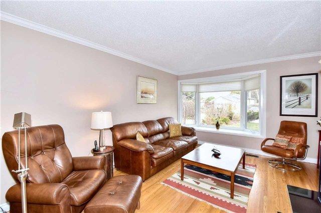 16 Knowles Cres, House detached with 3 bedrooms, 2 bathrooms and 4 parking in Aurora ON | Image 2
