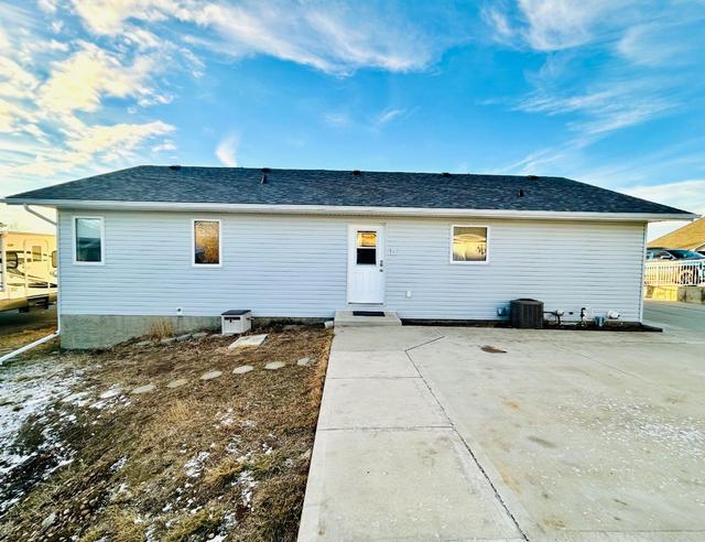 3 Byler Place, House detached with 4 bedrooms, 2 bathrooms and 6 parking in Oyen AB | Image 5