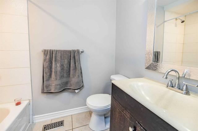 132 Ashton Cres, Townhouse with 3 bedrooms, 2 bathrooms and 2 parking in Brampton ON | Image 7