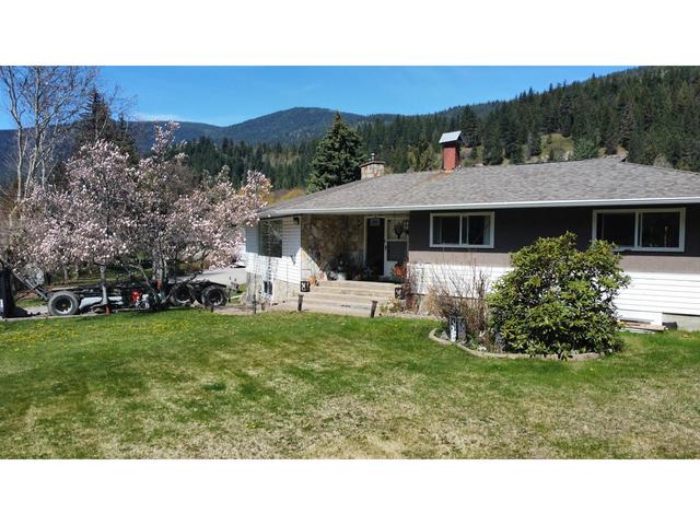 3583 Broadwater Rd, House detached with 3 bedrooms, 3 bathrooms and null parking in Central Kootenay J BC | Image 2