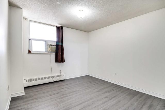 2116 - 370 Dixon Rd, Condo with 2 bedrooms, 1 bathrooms and 1 parking in Toronto ON | Image 4