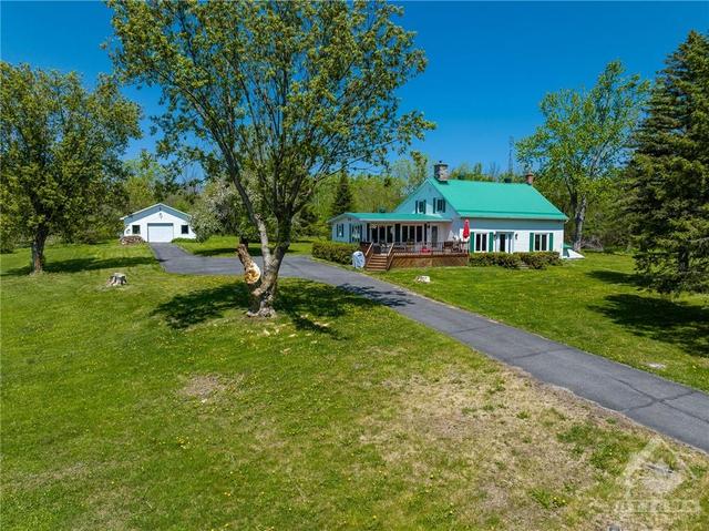 19963 Kenyon Concession 1 Road, House detached with 3 bedrooms, 1 bathrooms and 10 parking in North Glengarry ON | Image 2