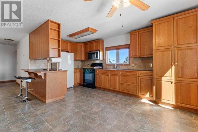 35175 Range Road 230, House detached with 6 bedrooms, 2 bathrooms and 6 parking in Red Deer County AB | Image 9