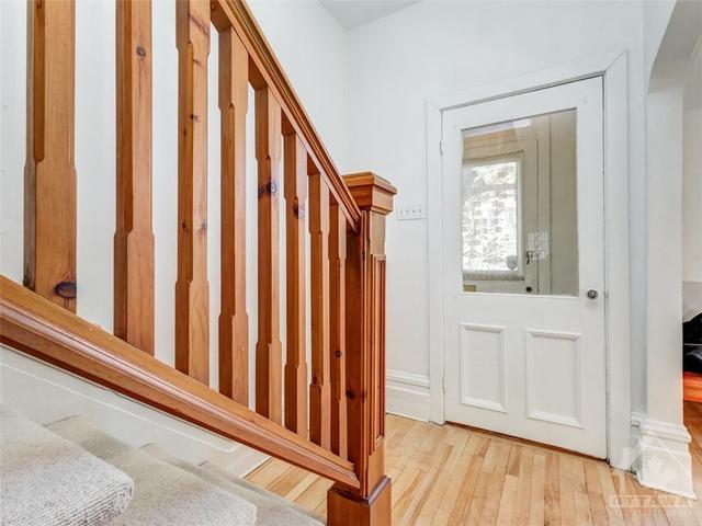 446 Bay Street, Townhouse with 3 bedrooms, 2 bathrooms and 1 parking in Ottawa ON | Image 2