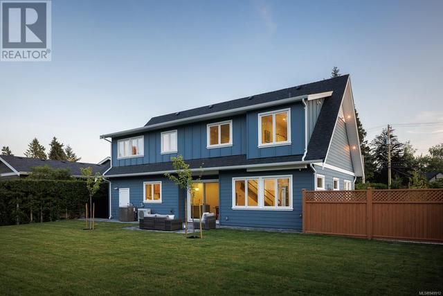 2576 Arbutus Rd, House detached with 6 bedrooms, 4 bathrooms and 4 parking in Saanich BC | Image 3