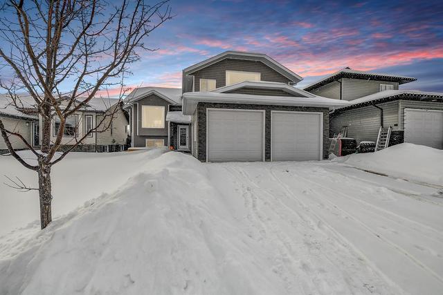 10905 60 Avenue, House detached with 5 bedrooms, 3 bathrooms and 6 parking in Grande Prairie AB | Image 2