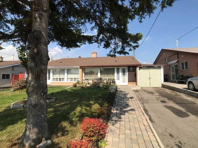 28 Kanarick Cres, House semidetached with 2 bedrooms, 2 bathrooms and 5 parking in Toronto ON | Image 1