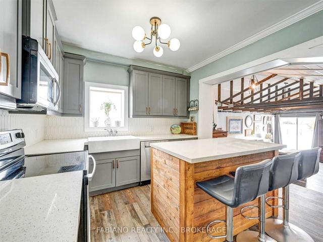 586 15/16 Sideroad Sdrd E, House detached with 4 bedrooms, 2 bathrooms and 13 parking in Oro Medonte ON | Image 3