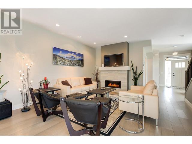 989 Laurier Avenue, House attached with 3 bedrooms, 3 bathrooms and 1 parking in Kelowna BC | Image 7