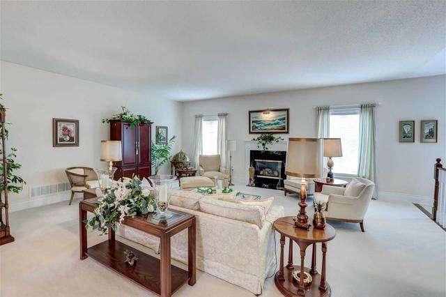 638 Foxcroft Blvd, House detached with 3 bedrooms, 3 bathrooms and 6 parking in Newmarket ON | Image 2