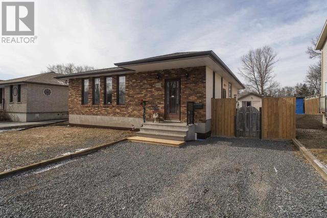 680 Dalhousie Dr, House detached with 4 bedrooms, 3 bathrooms and null parking in Thunder Bay ON | Image 3