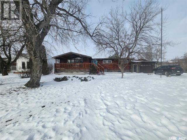 105 Carrol Street, House detached with 6 bedrooms, 2 bathrooms and null parking in Lampman SK | Image 2