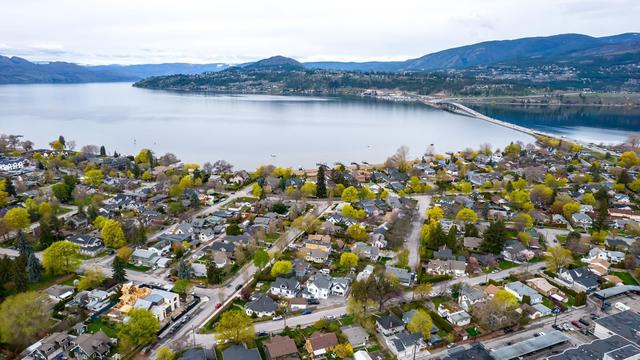 1972 Knox Crescent, House detached with 4 bedrooms, 2 bathrooms and 2 parking in Kelowna BC | Image 36