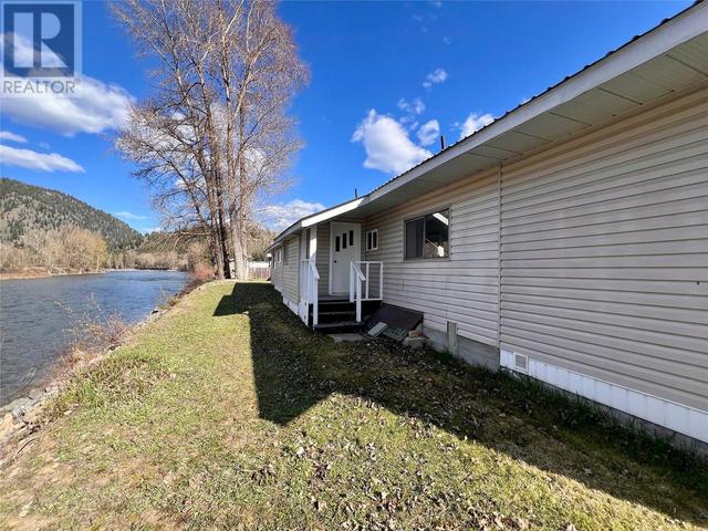 412 Hwy 3, House detached with 3 bedrooms, 2 bathrooms and 2 parking in Central Kootenay B BC | Image 4