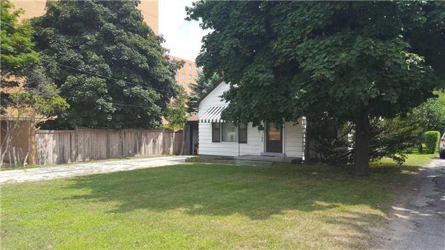 188 Dundas St W, House detached with 3 bedrooms, 2 bathrooms and 6 parking in Mississauga ON | Image 2